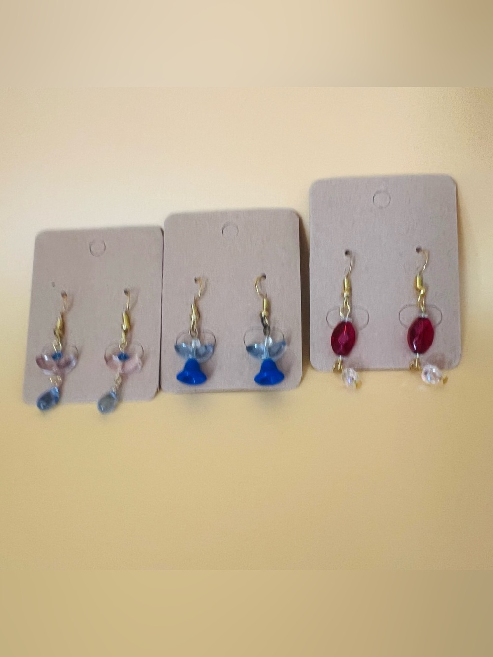 Lot of 3 multicolored dangling earrings gold tone